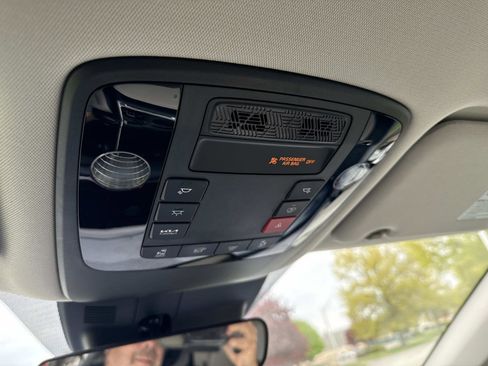 Used 2025 Kia Carnival EX FWD image 26
