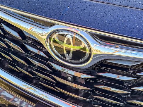 Used 2023 Toyota Highlander Platinum image 10