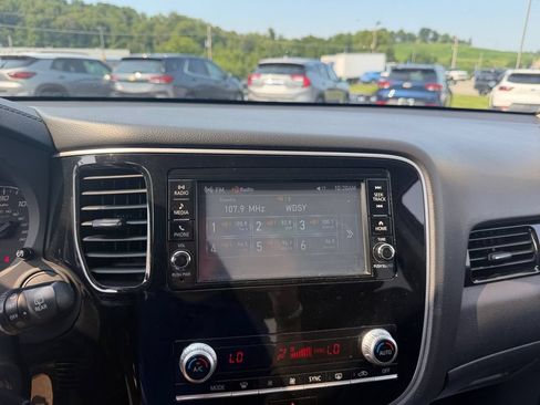 Used 2020 Mitsubishi Outlander SE AWD/4WD image 19