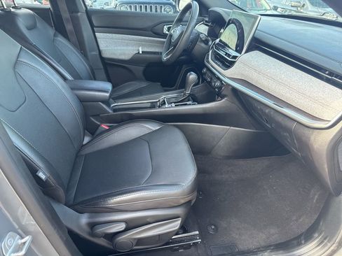 Used 2023 Jeep Compass Latitude image 41