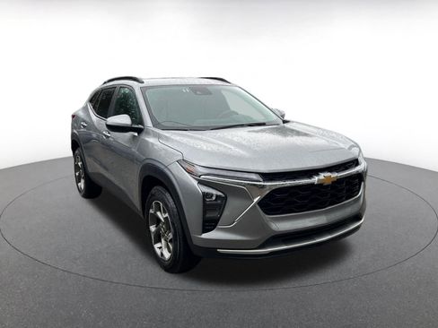 Used 2025 Chevrolet Trax LT image 1
