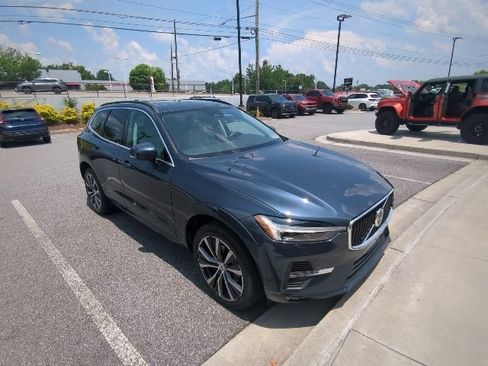 Used 2022 Volvo XC60 B5 Momentum w/ Climate Package FWD image 3