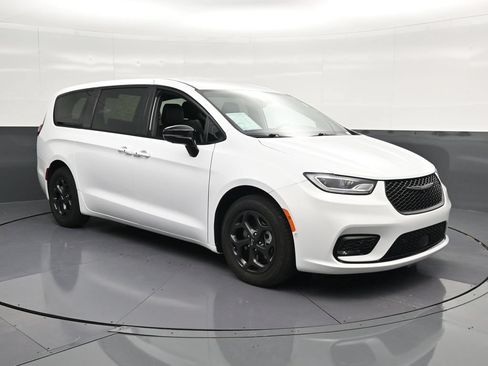 Used 2024 Chrysler Pacifica Limited FWD image 5