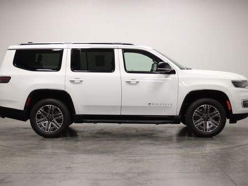 Used 2025 Jeep Wagoneer Series II AWD/4WD image 9