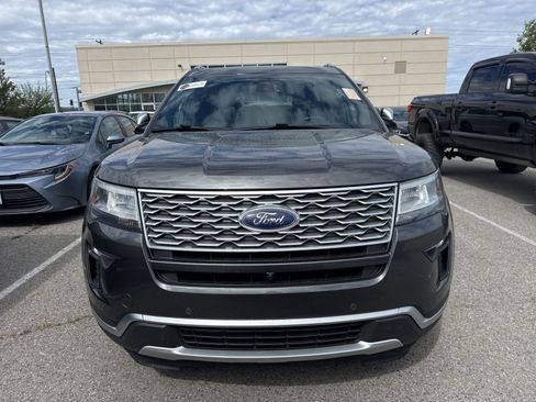 Used 2018 Ford Explorer Platinum AWD/4WD image 2