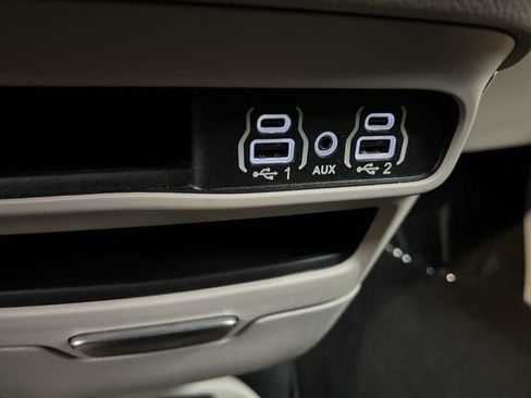 Used 2023 Chrysler Pacifica Touring-L FWD image 34