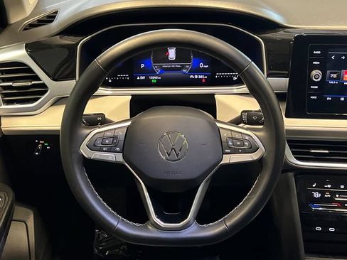 Certified 2025 Volkswagen Taos SE FWD image 19