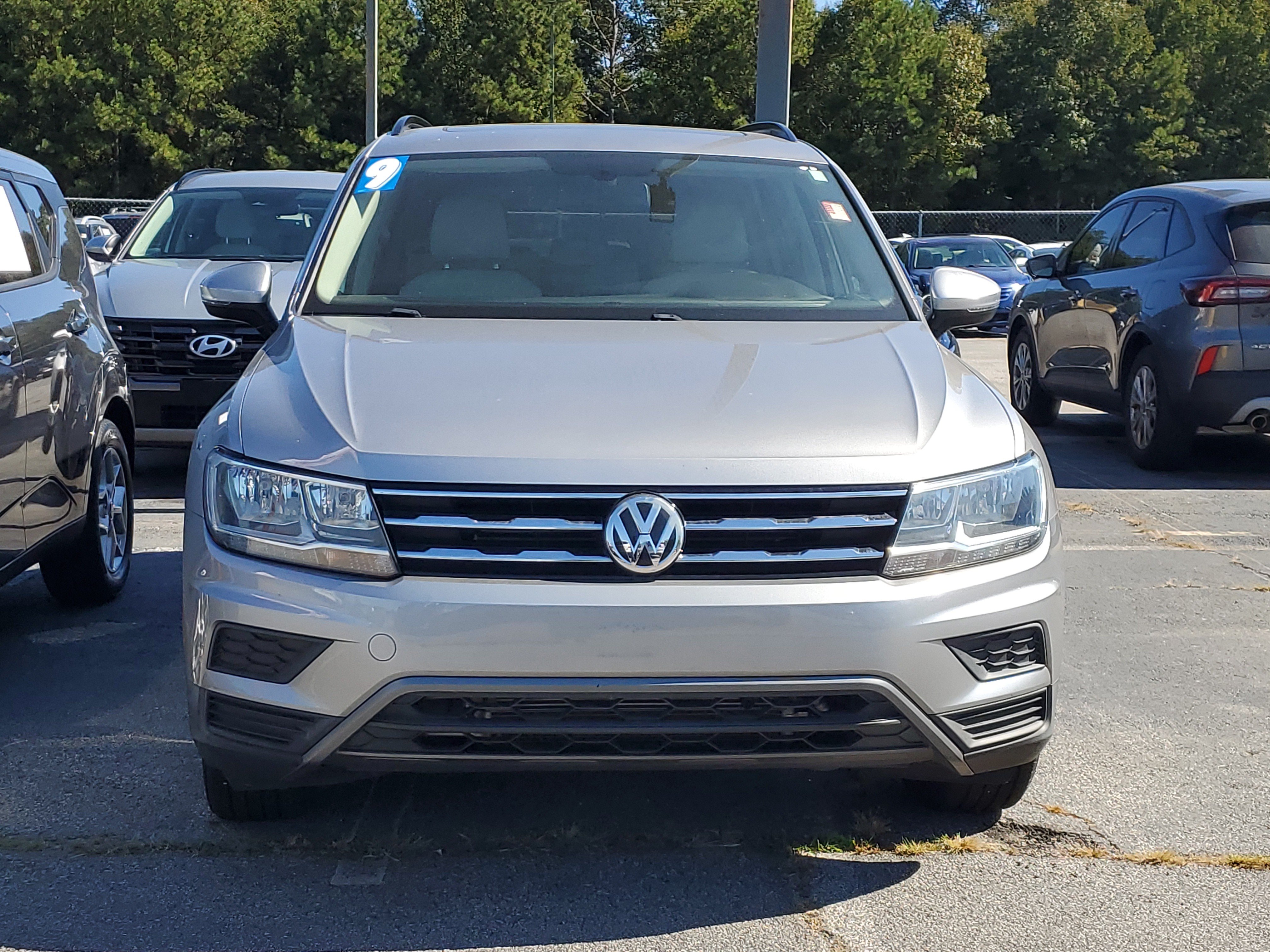 Used 2019 Volkswagen Tiguan SE w/ Panoramic Sunroof Package FWD image 2