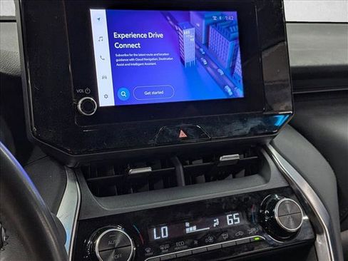 Used 2023 Toyota Venza LE image 6