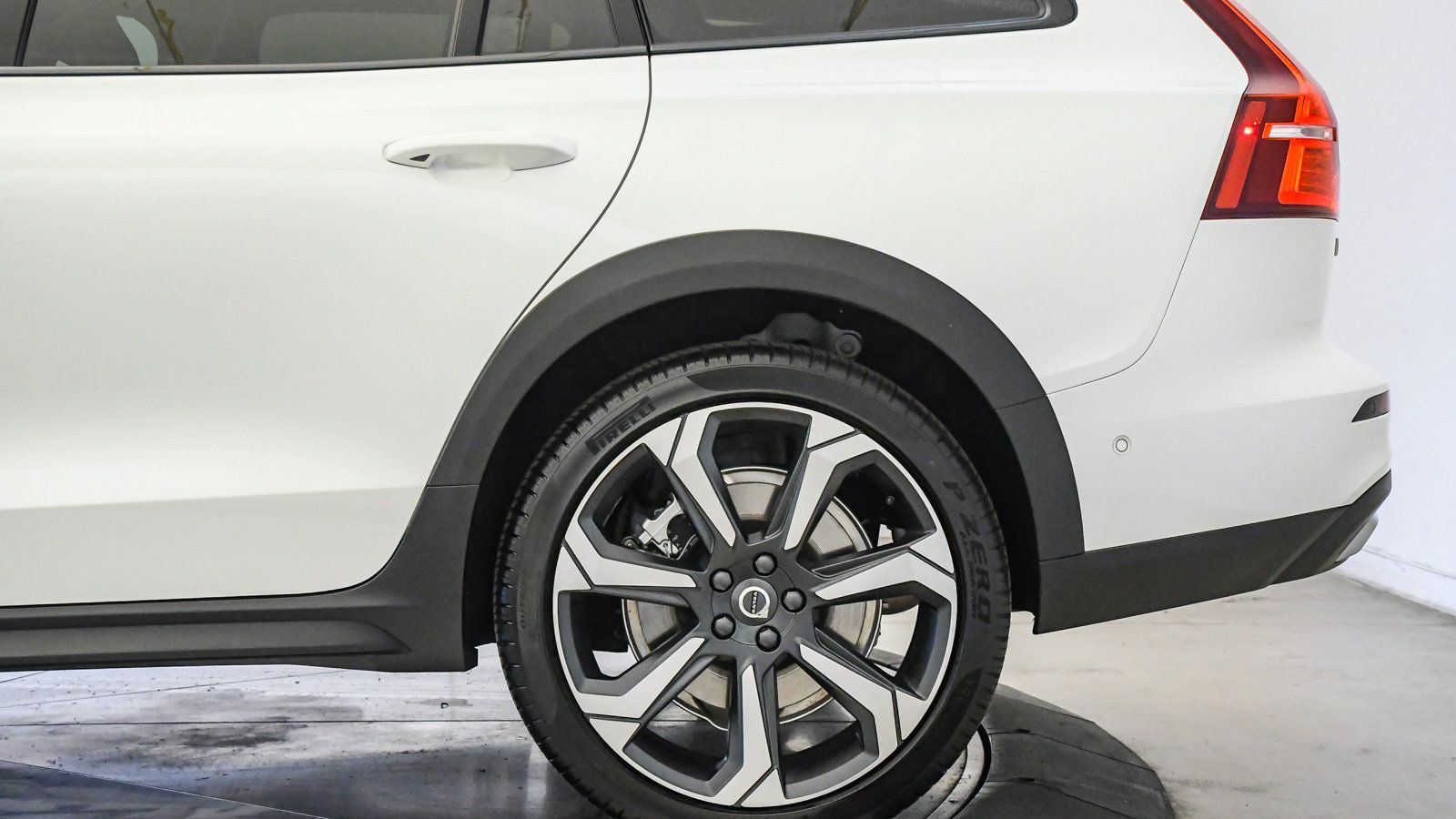 Certified 2025 Volvo V60 B5 Cross Country Plus AWD/4WD image 11