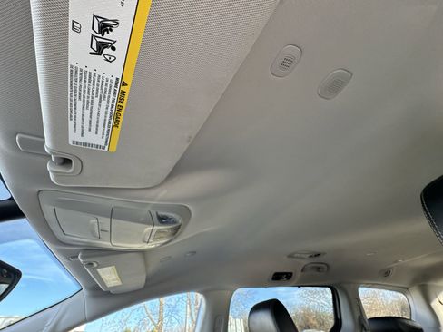 Used 2023 Chrysler Pacifica Touring-L image 21