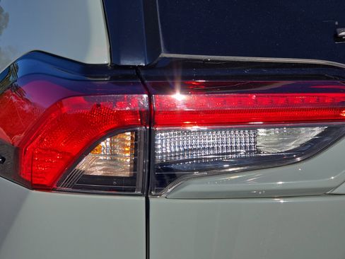 Used 2023 Toyota RAV4 XLE Premium image 31