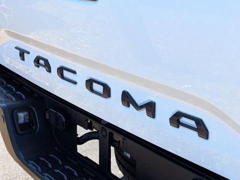 Used 2020 Toyota Tacoma TRD Sport w/ TRD Premium Sport Package AWD/4WD image 7