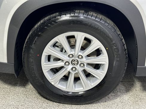 Used 2025 Toyota Grand Highlander AWD image 16