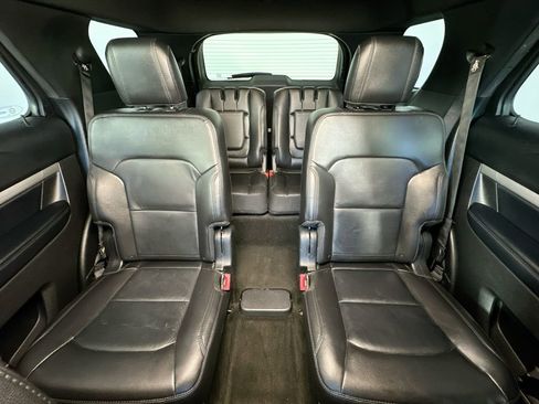Used 2017 Ford Explorer XLT w/ Equipment Group 202A FWD image 13