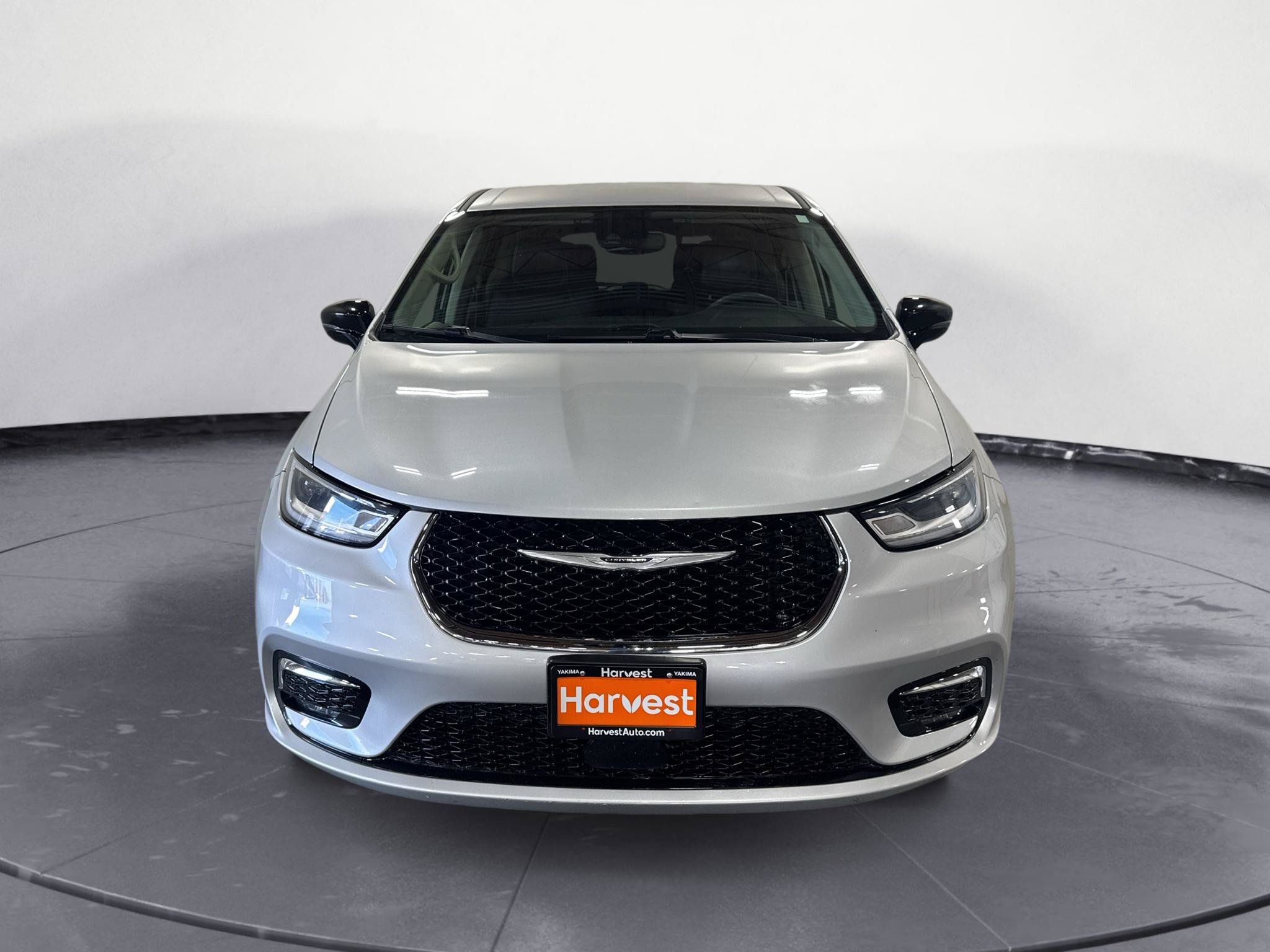 Used 2024 Chrysler Pacifica Limited FWD image 2