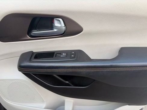 Used 2017 Chrysler Pacifica Touring-L FWD image 40