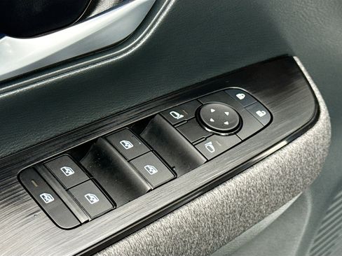 Certified 2025 Nissan Kicks SV image 8