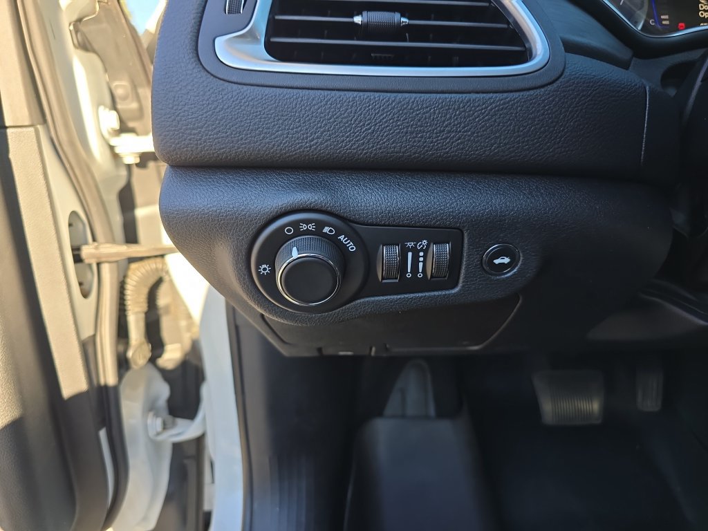 Used 2017 Chrysler 200 Limited Platinum FWD image 34