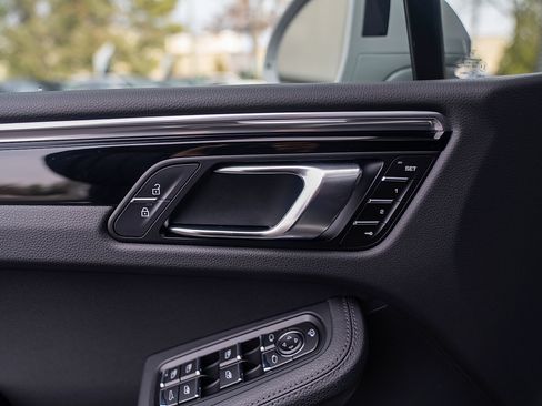 Certified 2025 Porsche Macan AWD/4WD image 16