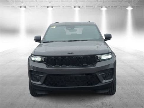 New 2025 Jeep Grand Cherokee Altitude image 3