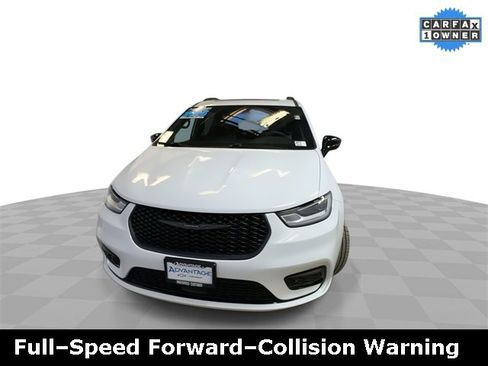 Used 2025 Chrysler Pacifica Limited image 3