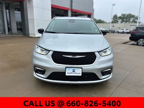 Used 2024 Chrysler Pacifica Touring-L FWD image 3
