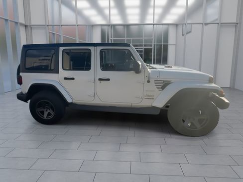 Used 2021 Jeep Wrangler Unlimited Sahara image 9