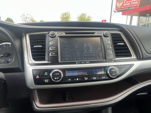 Used 2017 Toyota Highlander Plus w/ Carpet Mat Package AWD/4WD image 15
