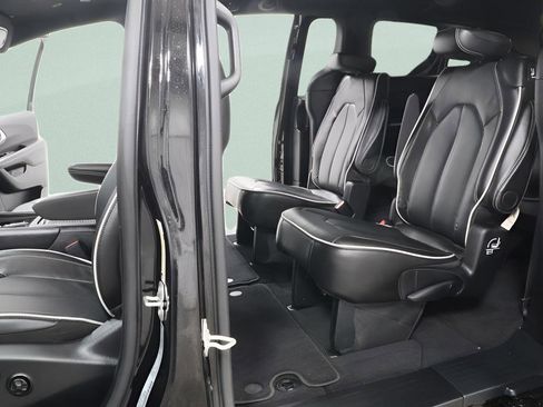 Used 2026 Chrysler Pacifica Limited FWD image 23