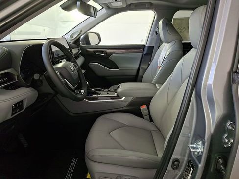 New 2026 Toyota Highlander Limited image 13