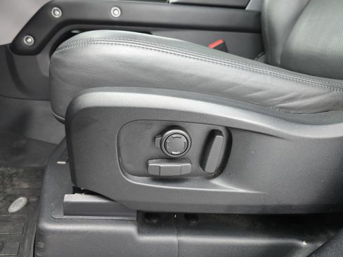 Used 2024 Land Rover Defender 110 SE image 28