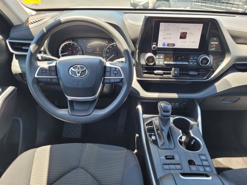 Used 2023 Toyota Highlander L AWD/4WD image 11