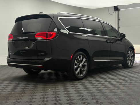 Used 2019 Chrysler Pacifica Limited w/ Tire & Wheel Group FWD image 7