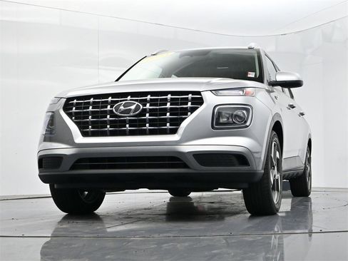 Used 2023 Hyundai Venue SEL image 31