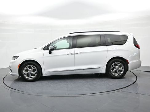 Used 2023 Chrysler Pacifica Limited image 9