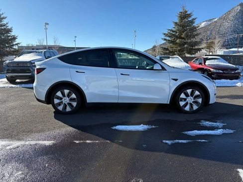 Used 2022 Tesla Model Y Long Range image 3