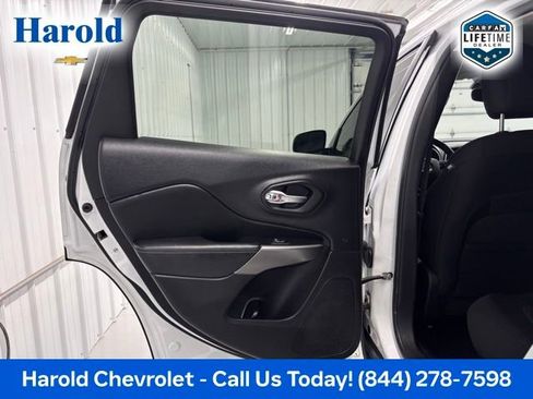 Used 2019 Jeep Cherokee Latitude w/ Comfort & Convenience Group AWD/4WD image 12