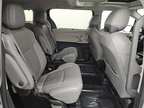 Used 2024 Toyota Sienna Limited image 37