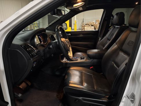 Used 2019 Jeep Grand Cherokee Overland AWD/4WD image 7