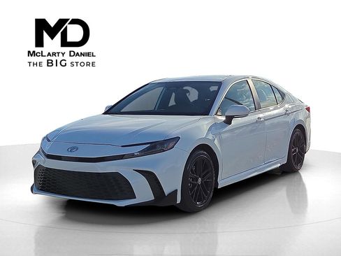 Used 2025 Toyota Camry SE image 2