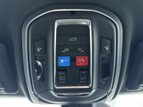 New 2025 Jeep Grand Cherokee Altitude image 28