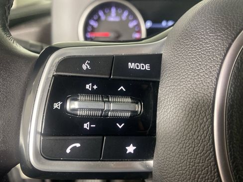 Used 2023 Kia Carnival LX image 23