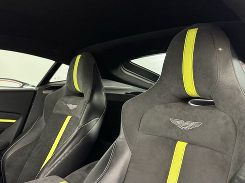 Used 2022 Aston Martin V8 Vantage Coupe RWD image 17