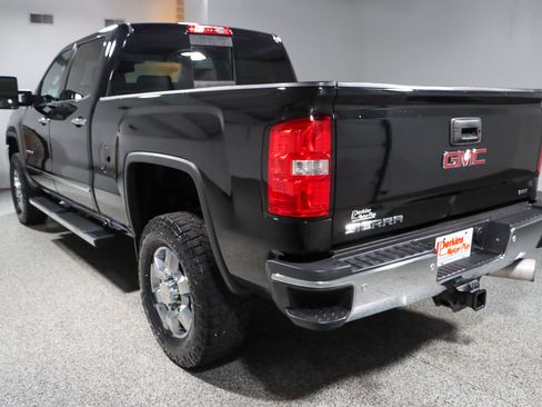 Used 2017 GMC Sierra 2500 SLT w/ Duramax Plus Package AWD/4WD image 9