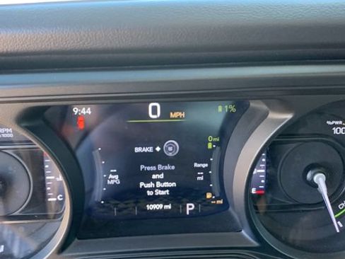 Used 2025 Jeep Wrangler Unlimited Sahara AWD/4WD image 31