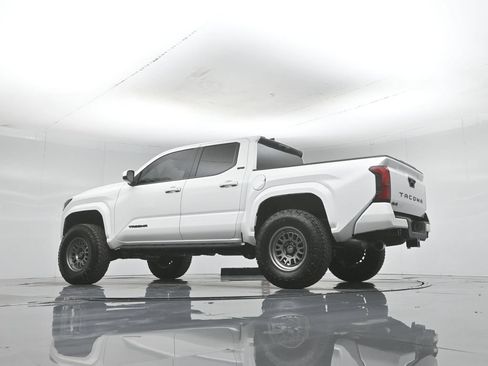 Used 2025 Toyota Tacoma SR5 AWD/4WD image 51