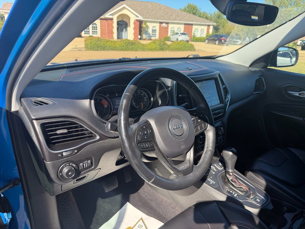 Used 2019 Jeep Cherokee Trailhawk w/ Cold Weather Group AWD/4WD image 11