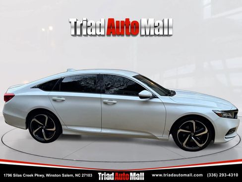 Used 2018 Honda Accord Sport image 4