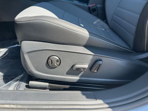 Used 2025 Volkswagen Jetta SE image 23